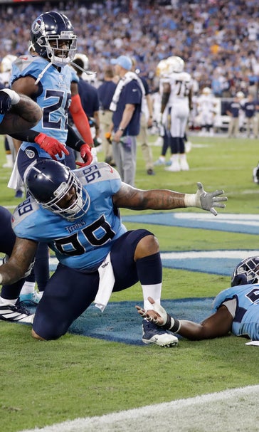 Casey recovers fumble, Titans hold off Chargers' rally 23-20